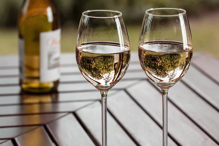 Taça para vinho, colorida ou transparente?
